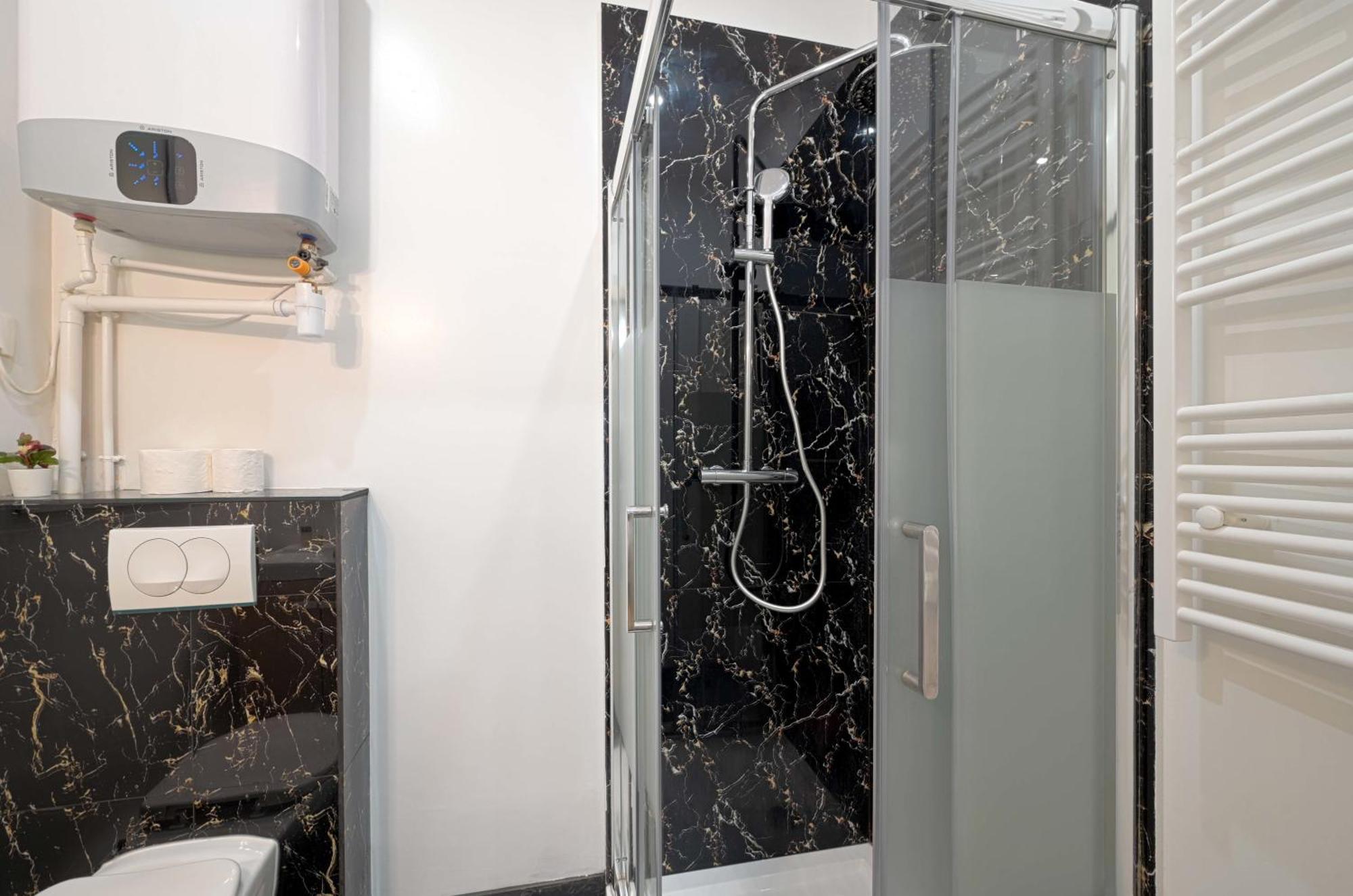 Modern Bright And Fully Renovated * Parijs